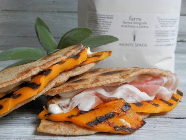 Piadina di farina di farro ripiena di stracchino e zucca alla griglia