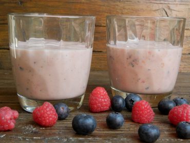 Smoothies di banana yogurt e frutti di bosco