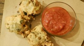 Frittelle di cicoria e acciughe con salsa al pomodoro