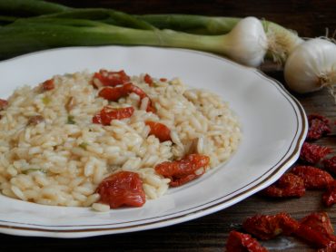 Risotto funghi e pachino secchi ai cipollotti