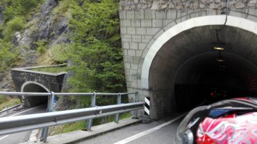 Passo San Boldo e strada del prosecco in moto tra vino e tornanti in galleria