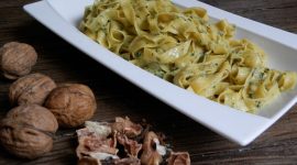 Tagliatelle al pesto di pecorino e noci