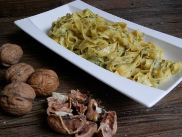 Tagliatelle al pesto di pecorino e noci