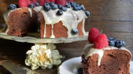 Chiffon cake al cacao con ganache al cioccolato bianco e frutti di bosco  