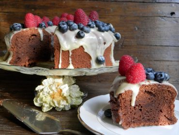 Chiffon cake al cacao con ganache al cioccolato bianco e frutti di bosco  