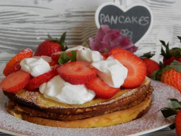 Pancakes con yogurt greco e fragole