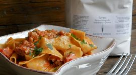 Pappardelle di farro con ragù di salsiccia piccante