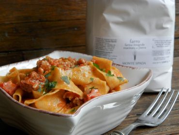 Pappardelle di farro con ragù di salsiccia piccante