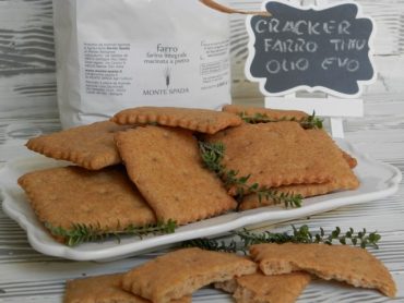 Cracker di farro integrale con timo ed olio extravergine di oliva