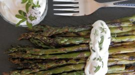 Asparagi grigliati con yogurt greco alle erbe aromatiche