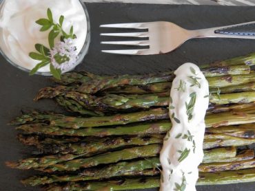 Asparagi grigliati con yogurt greco alle erbe aromatiche