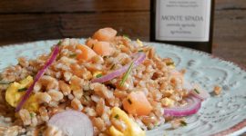 Insalata di farro con salmone affumicato uova strapazzate e cipollotti