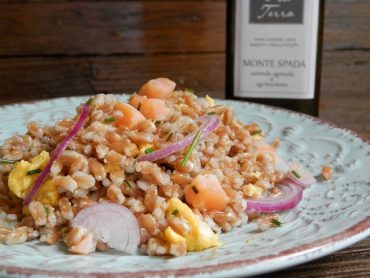 Insalata di farro con salmone affumicato uova strapazzate e cipollotti