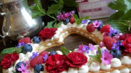 Cream tart con piccoli frutti e rose
