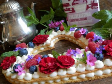 Cream tart con piccoli frutti e rose