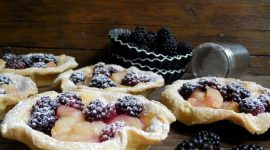 Crostatine con pesche bianche e more fresche