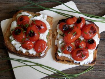 Crostoni con stracchino e pomodorini grigliati