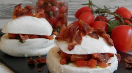Scodelline di mozzarella ripiene di pomodori al basilico con sbriciolata di bacon croccante