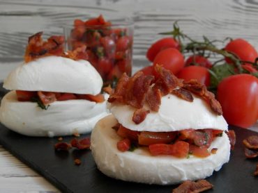 Scodelline di mozzarella ripiene di pomodori al basilico con sbriciolata di bacon croccante