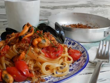 Linguine con cozze e sugo di pomodorini freschi