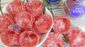 Rose di salame farcite con stracchino