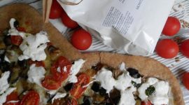 Pizza di farro con melanzane fritte pomodorini e burrata