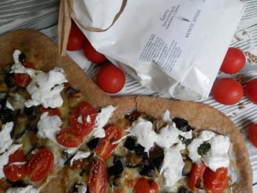 Pizza di farro con melanzane fritte pomodorini e burrata