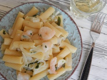 Tortiglioni con cipollotti basilico e gamberi