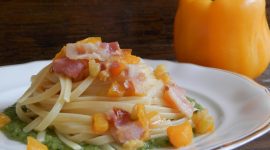 Linguine pancetta e peperone su letto di crema di zucchine e basilico  