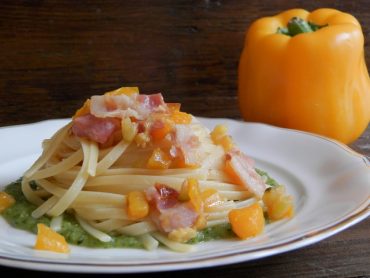 Linguine pancetta e peperone su letto di crema di zucchine e basilico  