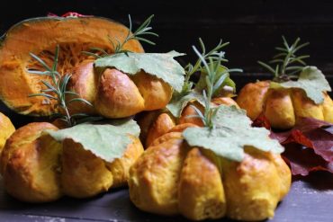 Zucchette di pane alla zucca e pecorino