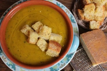 Crema di zucca zucchine e patate con crostini al pecorino sardo stagionato