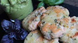 Hamburger di salmone con salsa di avocado