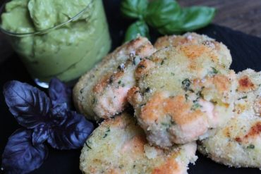 Hamburger di salmone con salsa di avocado