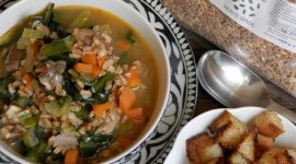 Zuppa rustica di farro e cicoria con crostini profumati al curry