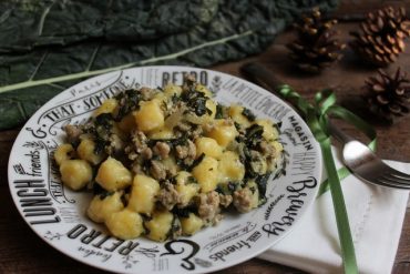 Chicche di patate con cavolo nero e salsiccia