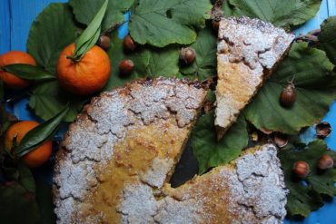 Crostata di frolla alle nocciole con cuore di ricotta e marmellata di mandarini