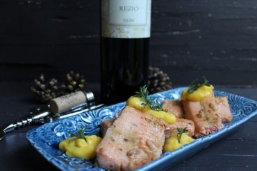 Trancio di trota salmonata glassata alla senape e miele con zabaione salato al Rezio Terrazze Retiche di Sondrio I.G.T.