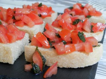 Bruschette pomodoro e basilico  