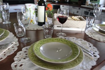 Cena informale in cucina con un tocco romantico