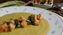 Crema di asparagi con punte saltate al burro  