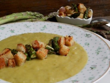 Crema di asparagi con punte saltate al burro  