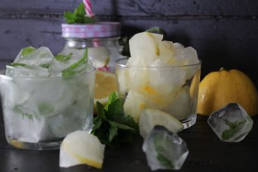 Cubetti di ghiaccio aromatizzati alla menta e limone