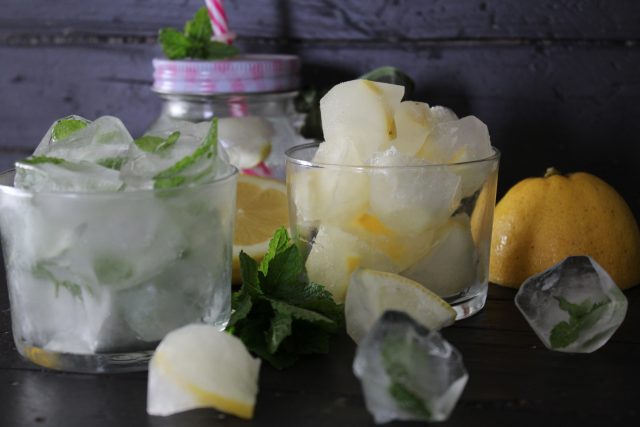 Cubetti di ghiaccio aromatizzati alla menta e limone - viaggiandoincucina