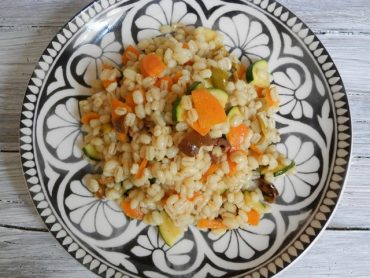 Insalata di orzo perlato con verdurine al tikka masala