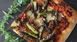 Pizza di farro con asparagi grigliati salsiccia al vino e origano fresco