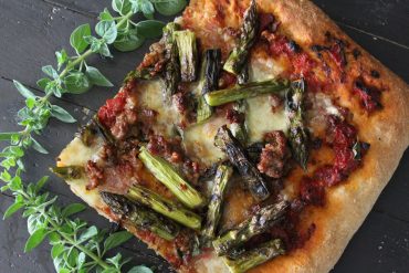 Pizza di farro con asparagi grigliati salsiccia al vino e origano fresco