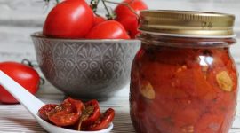 Pomodorini confit sott’olio al profumo di aglio ed erbe aromatiche
