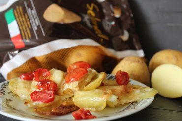 Chips di patate Selenella al forno con fontina e pomdorini