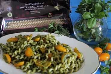 Fusilli lunghi bucati al pesto di erbe aromatiche e pomodorini gialli